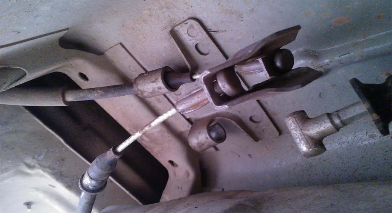 93326 بررسی کنید که آیا کابل‌های ترمز گیر کرده یا یخ زده‌اند,علت روشن شدن چراغ ترمز دستی,اتوکالا Autokala